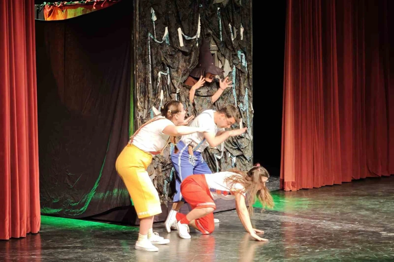 Kepez Kent Tiyatrosu yılın ilk &ccedil;ocuk oyununu sahneledi
