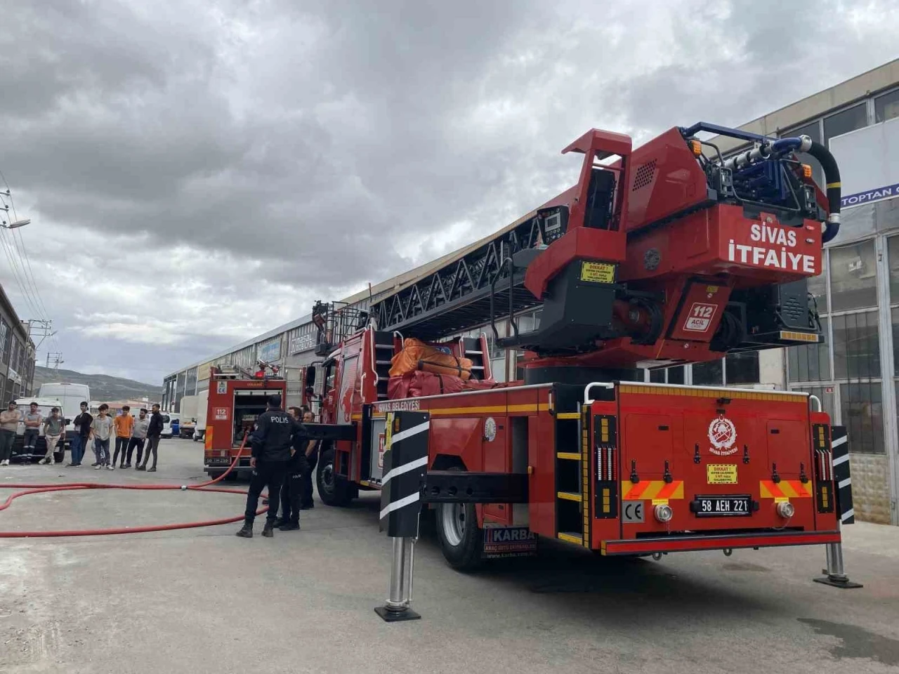 Keresteciler Sitesi’ndeki yangında itfaiye ekiplerinin zamanla yarışı kameralara yansıdı
