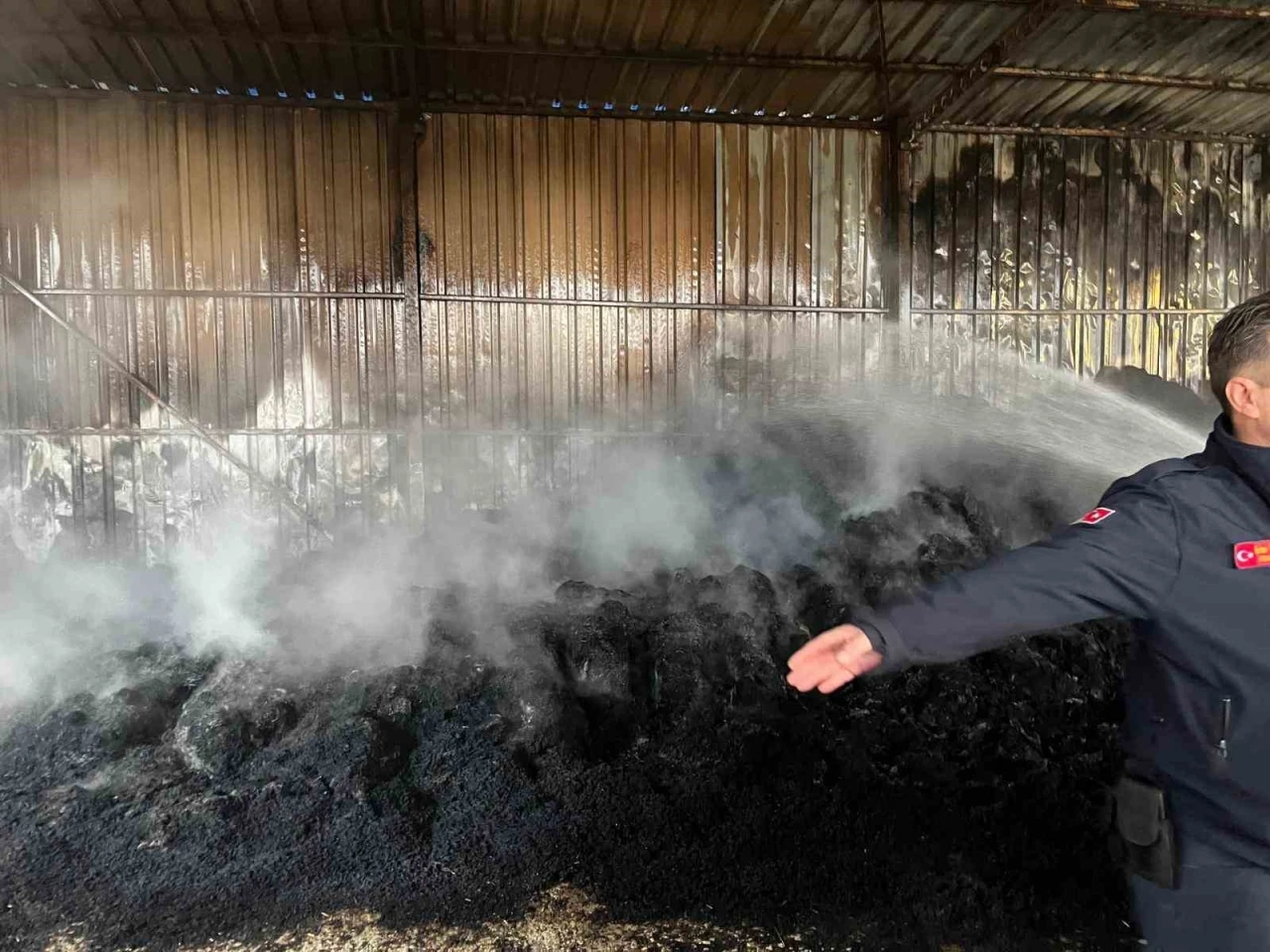 Keşan’da çıkan yangında bin saman balyası yandı
