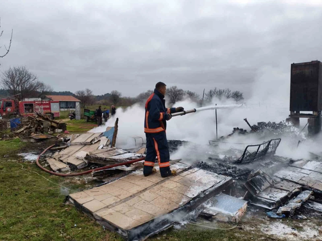 Keşan&rsquo;da &ccedil;ıkan yangınlarda 2 ev kullanılamaz hale geldi
