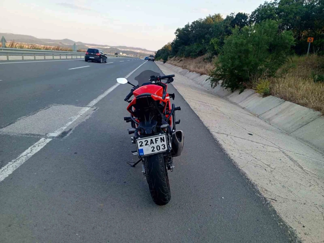 Keşan&rsquo;da otomobil ile &ccedil;arpışan motosiklet s&uuml;r&uuml;c&uuml;s&uuml; yaralandı
