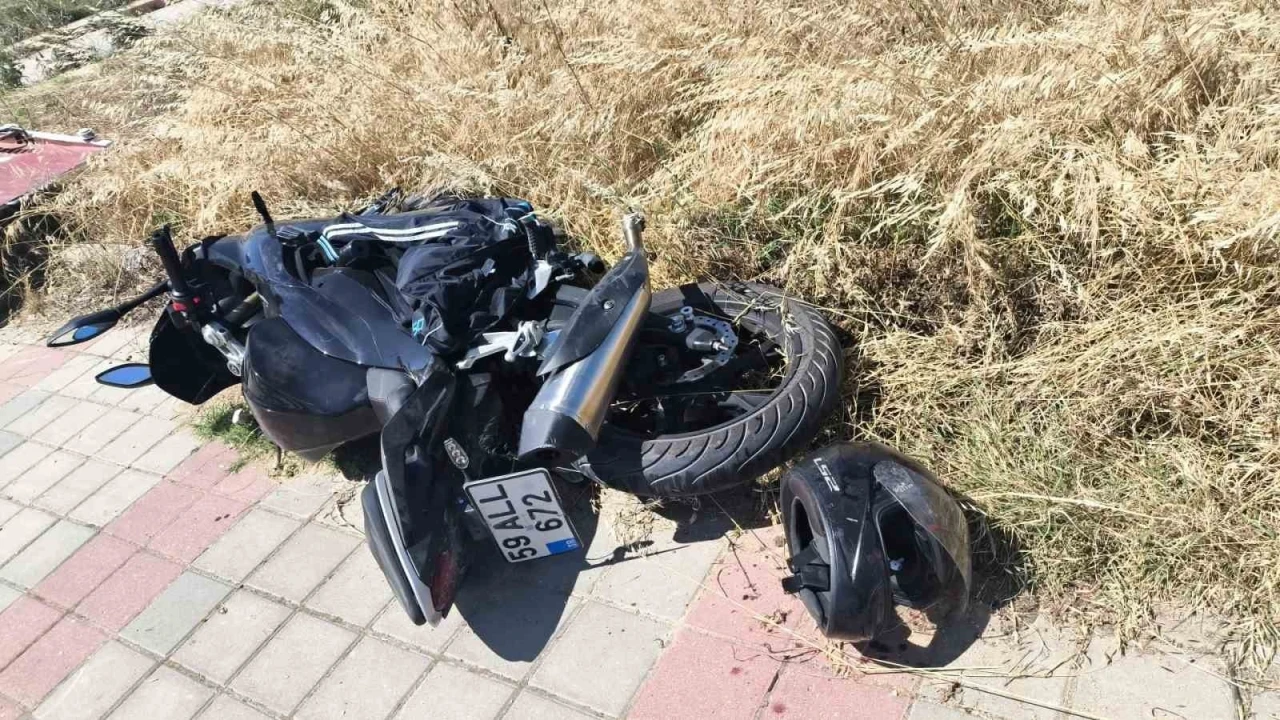 Keşan&rsquo;da otomobil ile &ccedil;arpışan motosikletin s&uuml;r&uuml;c&uuml;s&uuml; yaralandı
