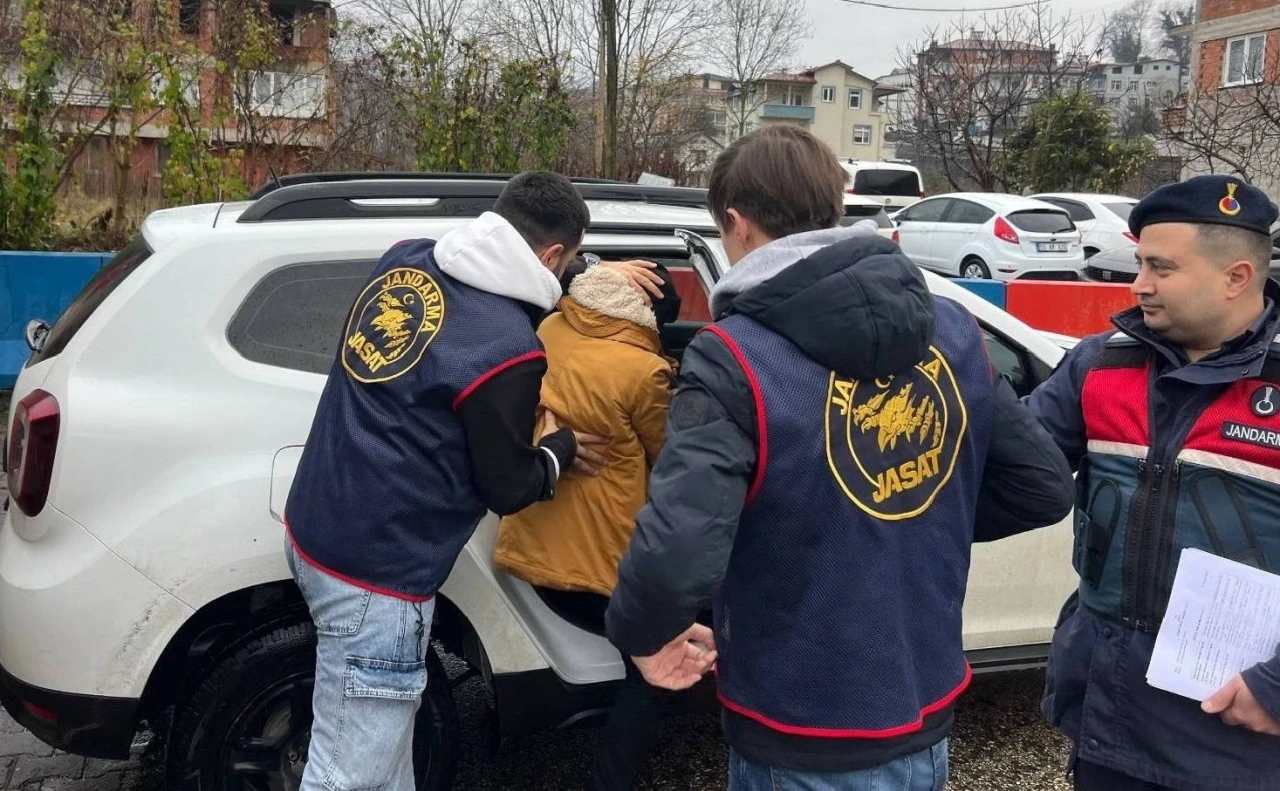 Kesinleşmiş hapis cezası bulunan 5 şüpheli, jandarma ekiplerince yakalandı