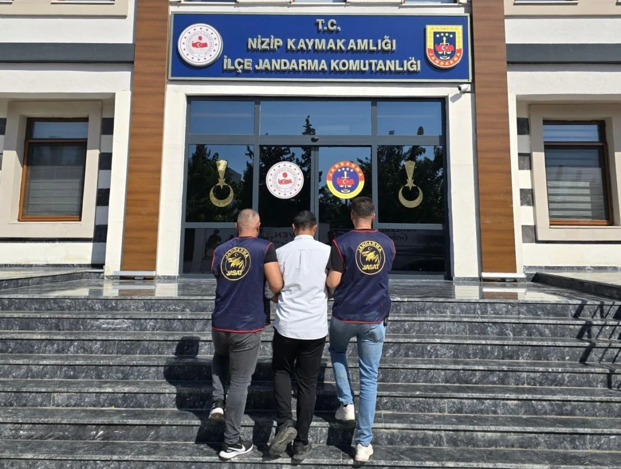 Kesinleşmiş hapis cezasıyla aranan uyuşturucu taciri yakalandı

