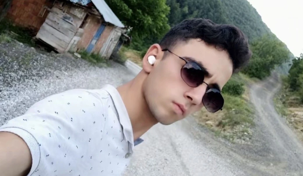 Kestiği ağacın altında kalan 19 yaşındaki gen&ccedil; hayatını kaybetti
