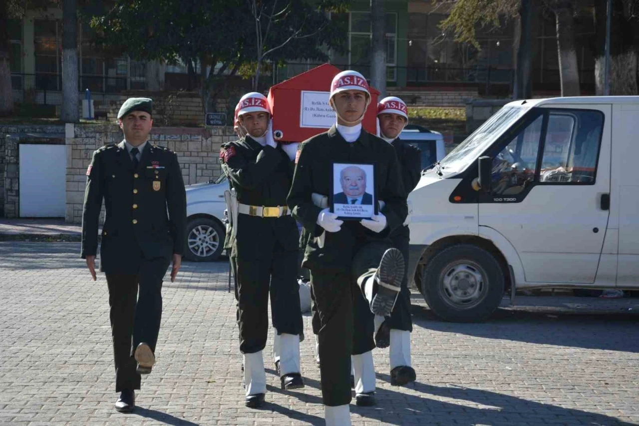 Kıbrıs gazisi emekli astsubay askeri t&ouml;renle son yolculuğuna uğurlandı
