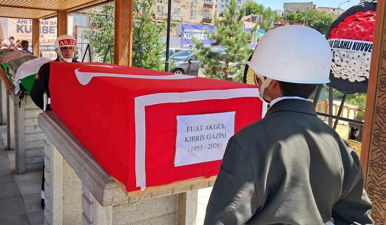 Kıbrıs Gazisi Fuat Akg&uuml;l son yolculuğuna uğurlandı
