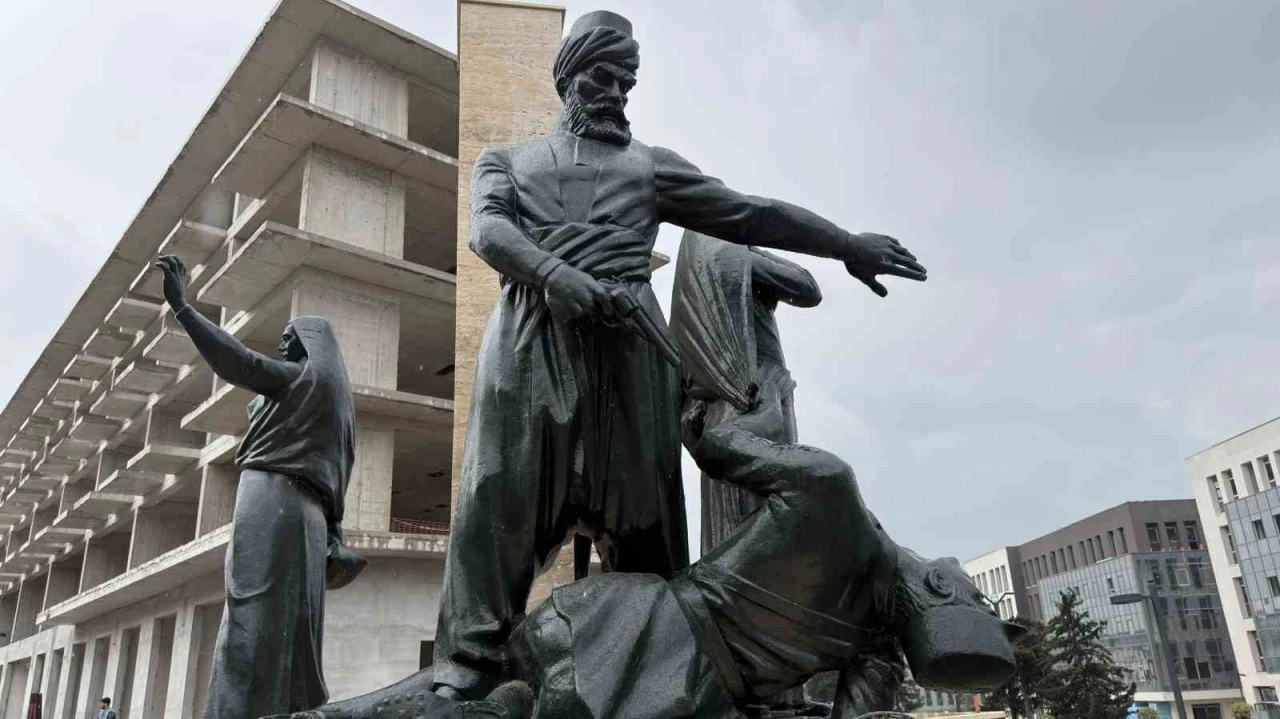 Kıbrıs Meydanı&rsquo;ndaki anıt yeniden ait olduğu yerde
