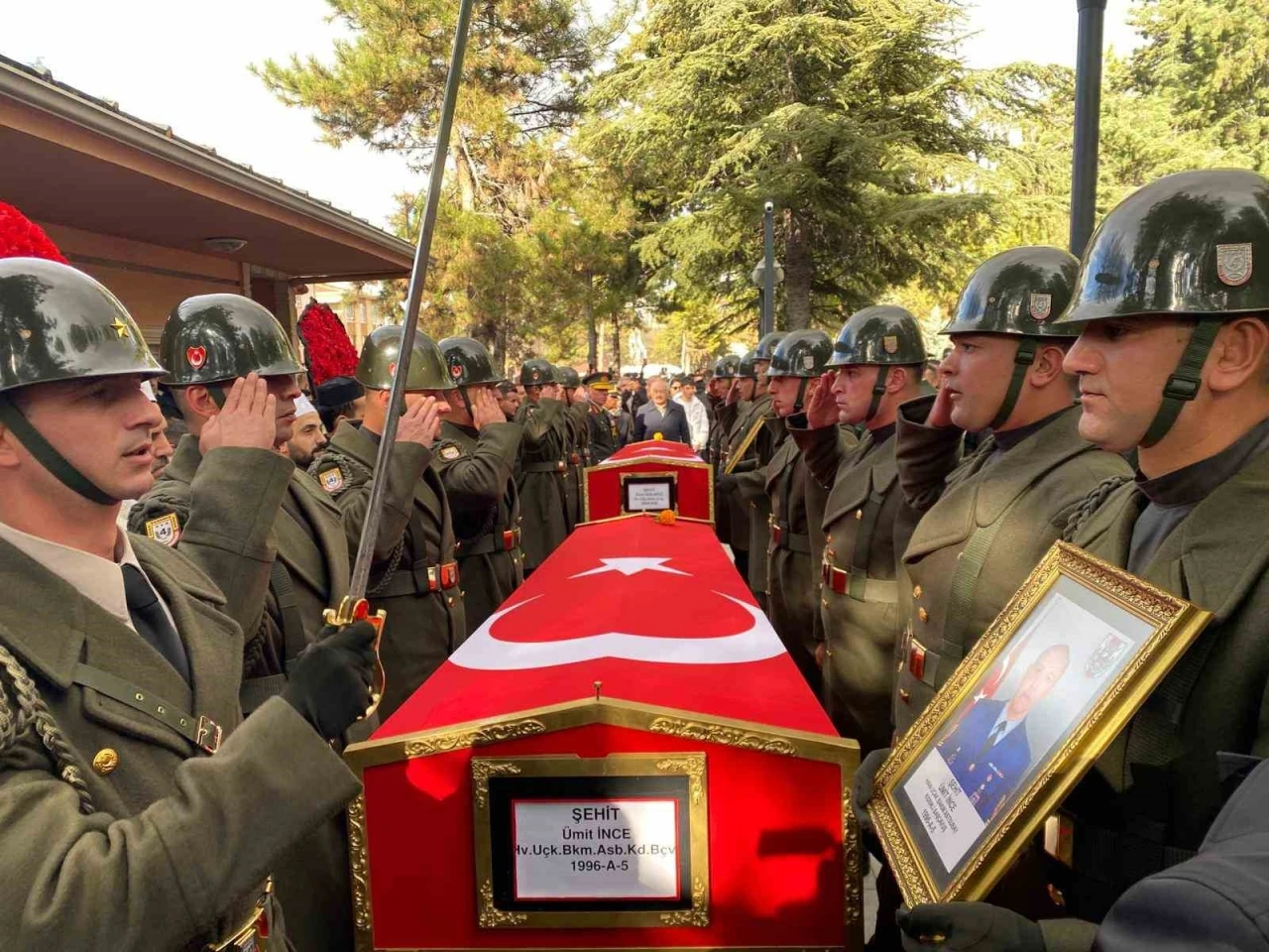 Kıdemli Başçavuş İnce ve Uzman Çavuş Dolapci, Cebeci Askeri Şehitliği’nde toprağa verildi
