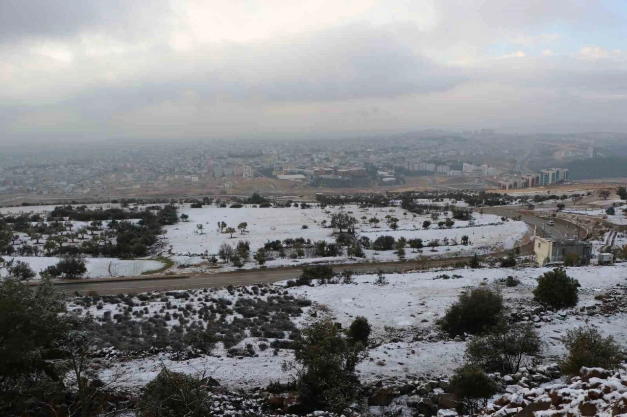 Kilis&rsquo;in y&uuml;ksek kesimlerinde kar yağışı etkili oldu
