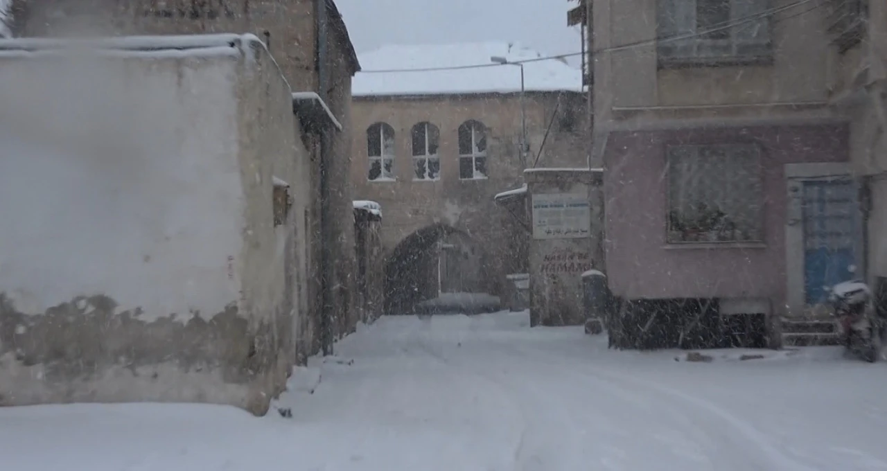Kilis kar yağışıyla beyaza b&uuml;r&uuml;nd&uuml;
