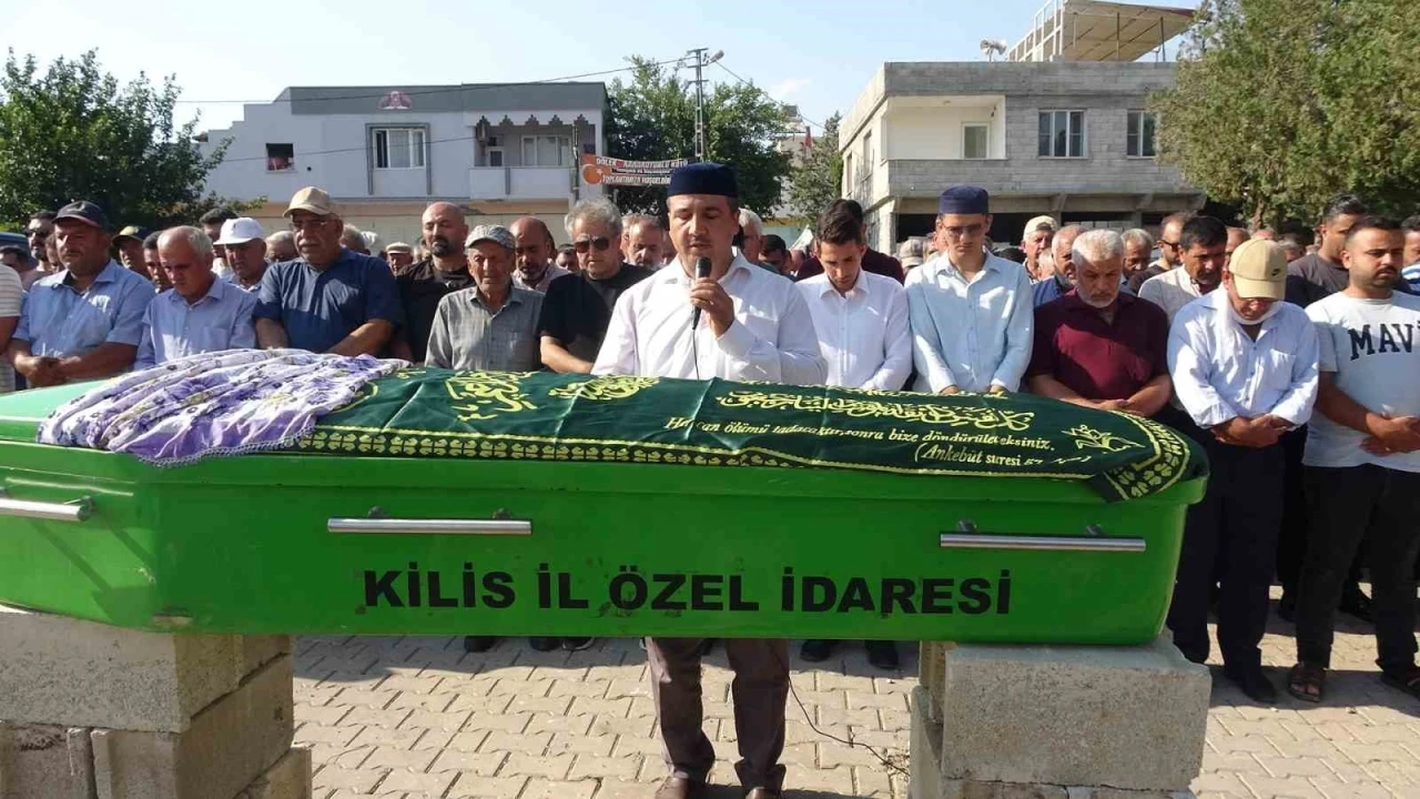 Kilis&rsquo;te eşi tarafından silahla vurularak &ouml;ld&uuml;r&uuml;len kadın son yolculuğuna uğurlandı
