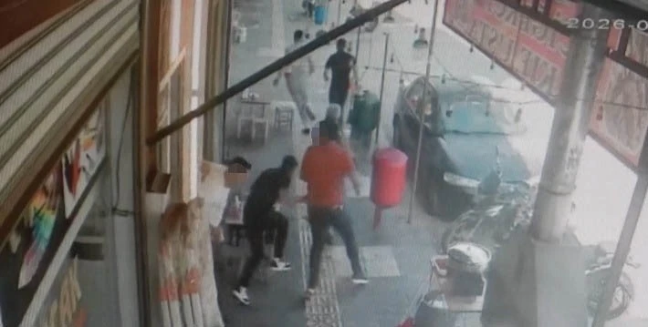 Kilis&rsquo;te kebap&ccedil;ıda silahlı ve bı&ccedil;aklı kavga: 1 yaralı
