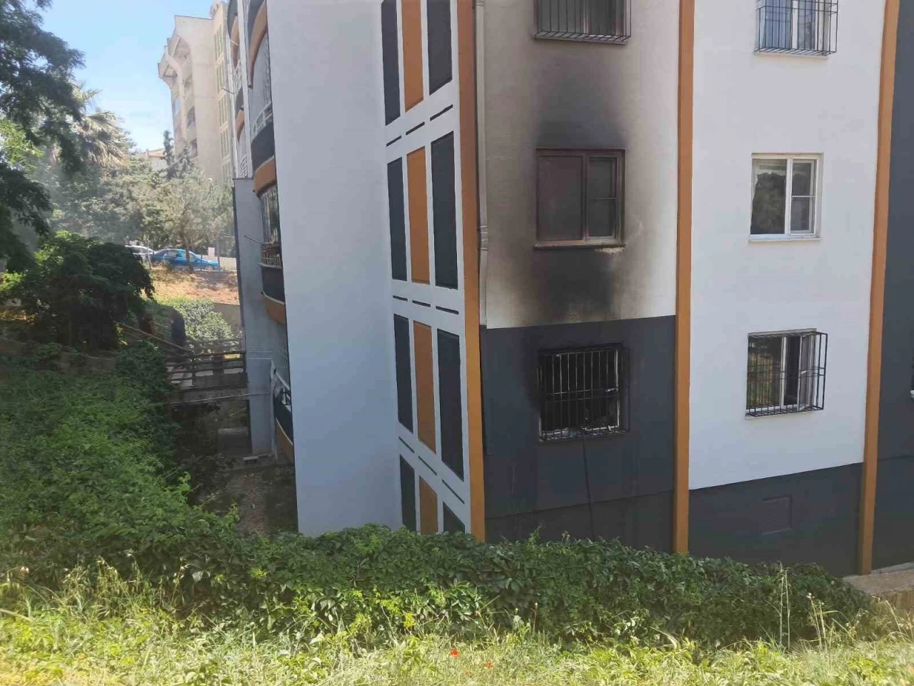 Kilis&rsquo;te korkutan yangın: 4 kişi hastaneye kaldırıldı
