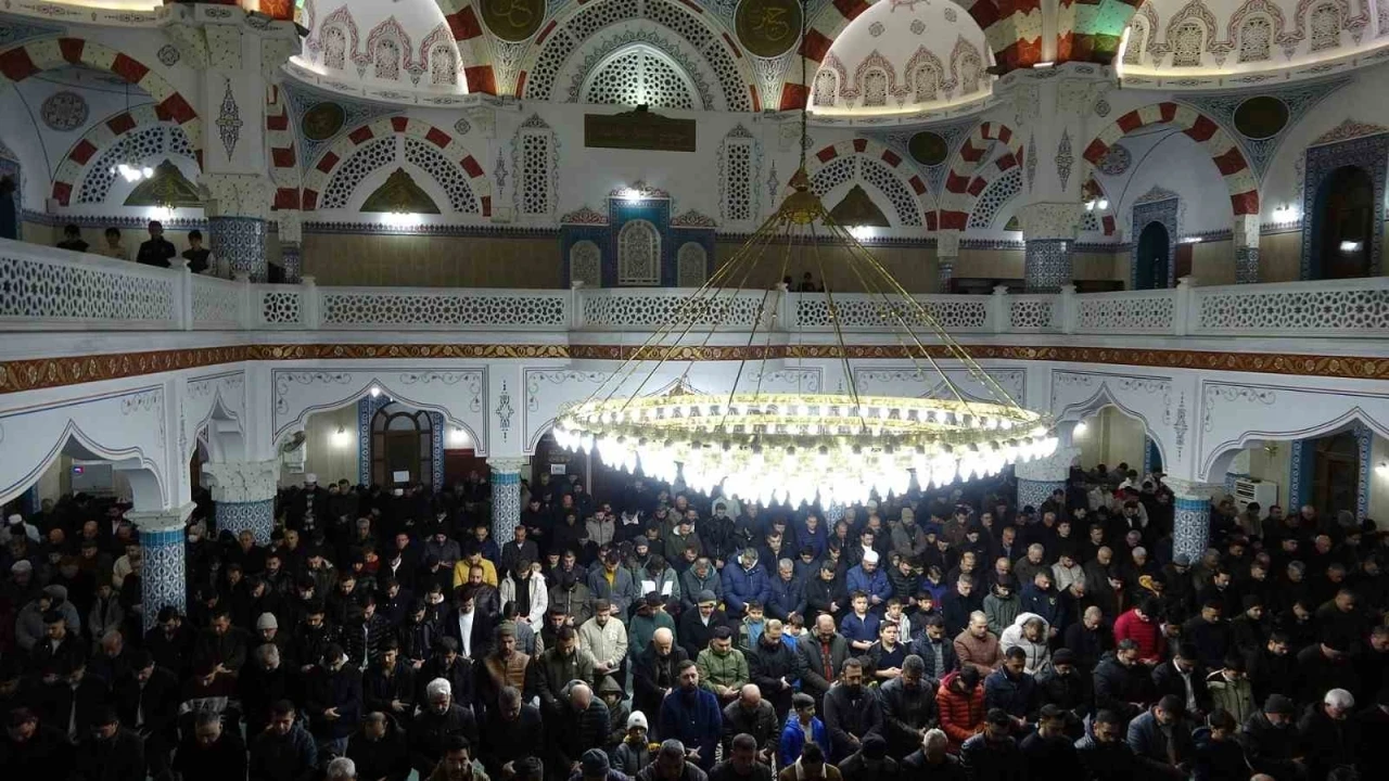 Kilis&rsquo;te Mira&ccedil; Kandili&rsquo;nde camiler doldu taştı
