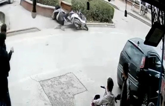 Kilis’te motosiklet sürücüsünün ağır yaralandığı kaza kamerada
