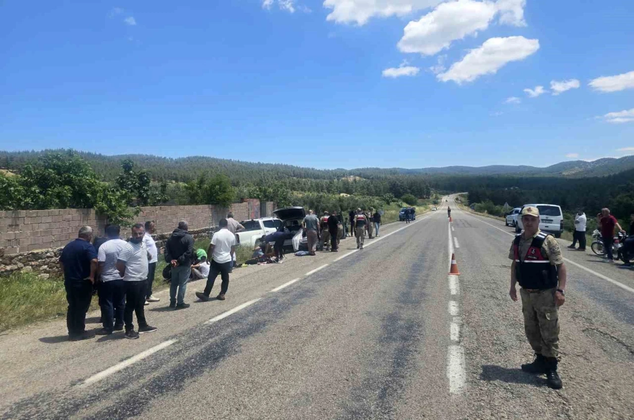 Kilis&rsquo;te pikap ile otomobil &ccedil;arpıştı: 9 yaralı
