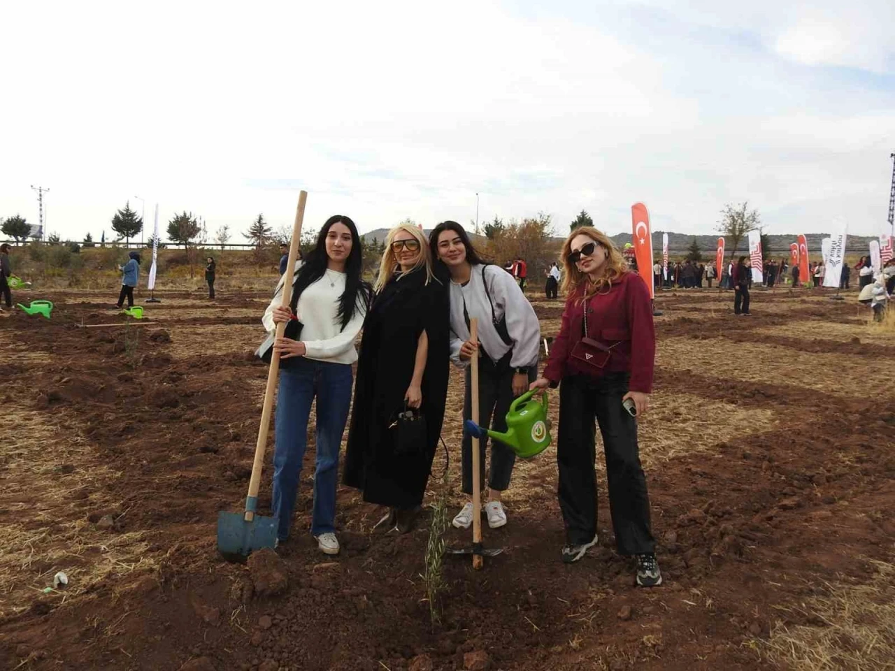 Kilis’te &quot;Çiftçiye Hayat Olsun&quot; projesinde 10 bin fidan toprakla buluştu
