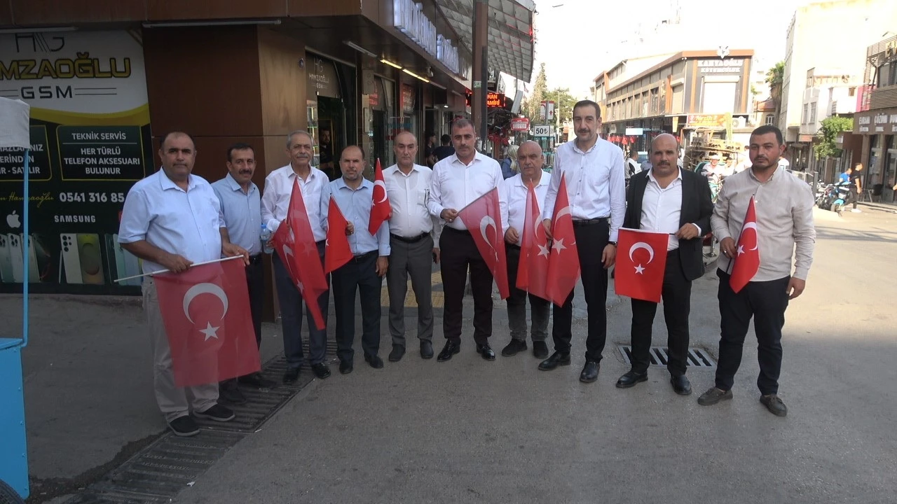 Kilis’te siyasi parti il başkanları, vatandaşlara Türk bayrağı dağıttı
