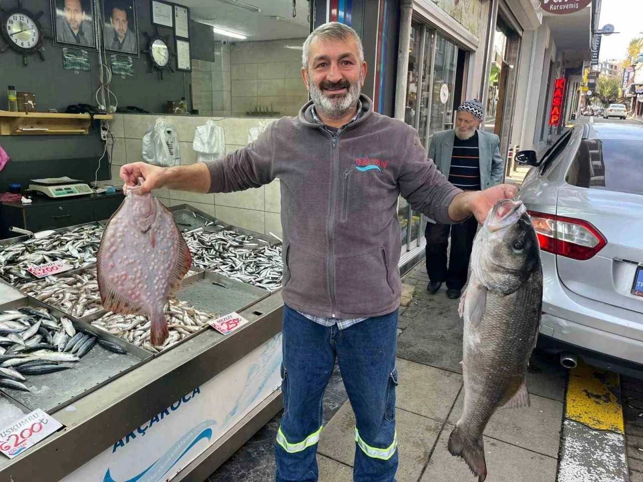 Kilosu bin liradan tezgaha indi, ilgi odağı oldu
