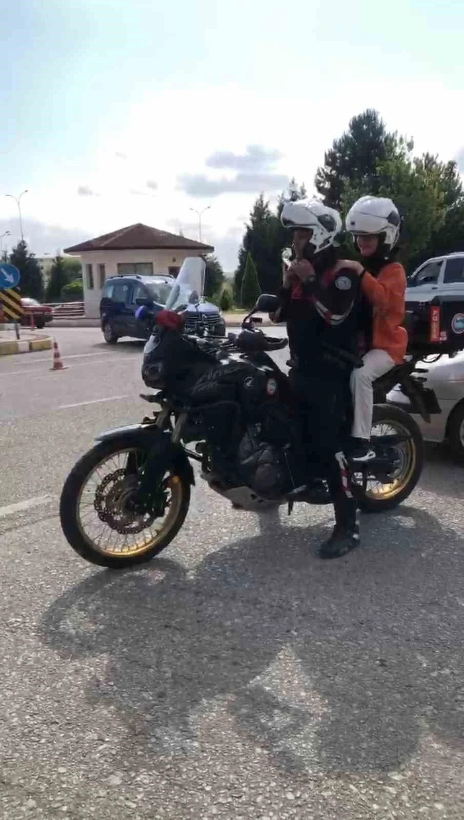 Kimliğini kaybeden ve sınav yetişememe ihtimali olan öğrencilerin imdadına polis ekipleri yetişti
