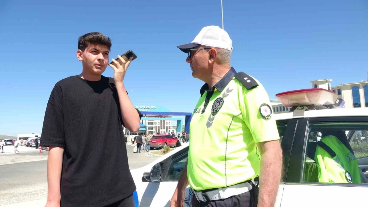 Kimliğini takside düşüren öğrencinin yardımına Bayburt polisi koştu: Komiser öğrenciyi sınava yetiştirdi
