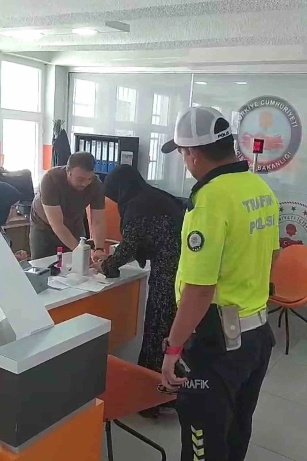 Kimliğini unutan öğrencinin imdadına polis yetişti, son dakika gelen sınava alınmadı
