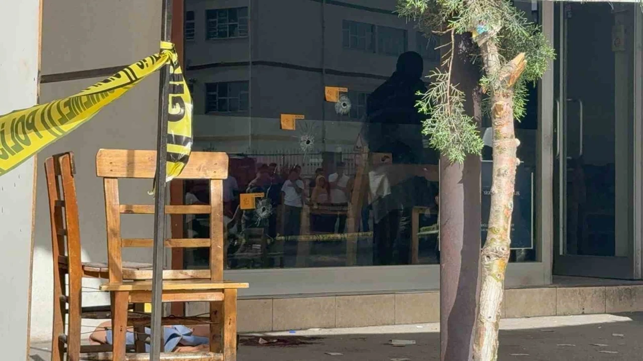 Kıraathanenin önünde oturan gence kanlı infaz
