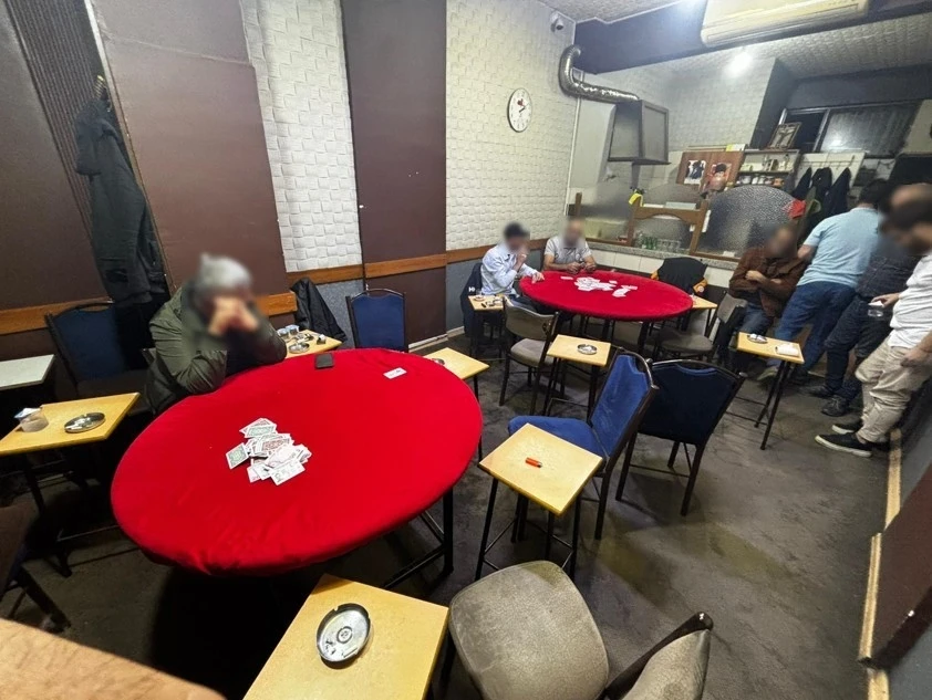 Kıraathaneye gece kumar baskını
