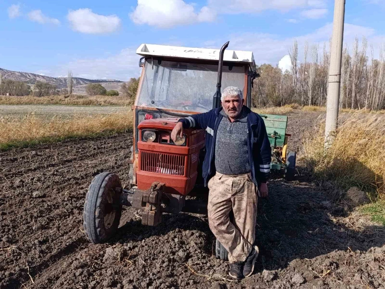 Kıraç toprağı eken çiftçi yağmur için dua ediyor
