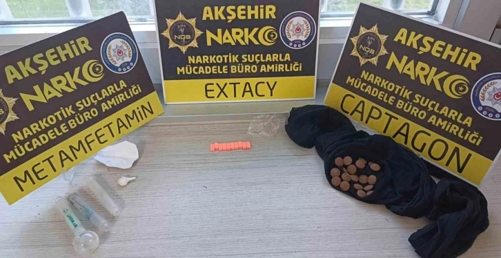 Kiralık ara&ccedil;la yakalanan zehir tacirleri uyuşturucuları &ccedil;oraba saklamış
