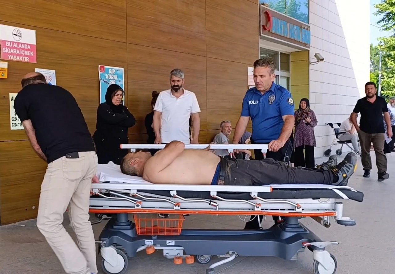 Kiraz toplamak i&ccedil;in ağaca &ccedil;ıktı, d&uuml;şerek ağır yaralandı
