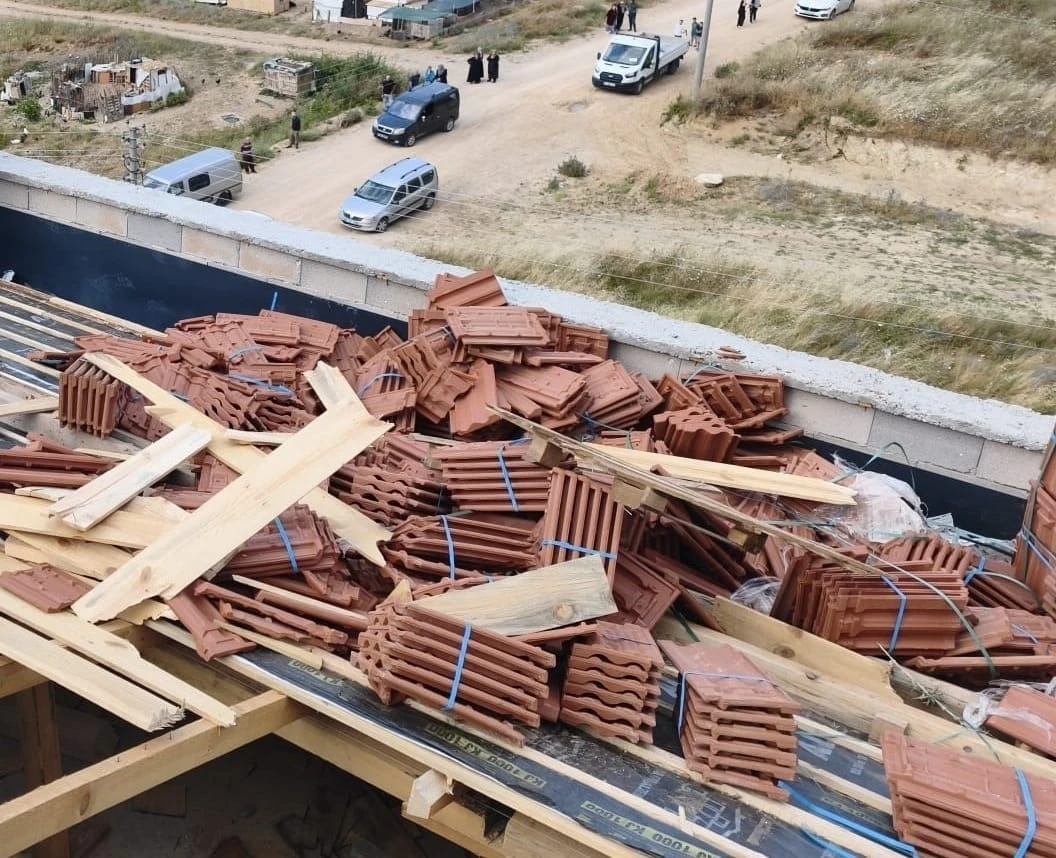 Kiremitlerin altında kalan 2 iş&ccedil;i yaralandı
