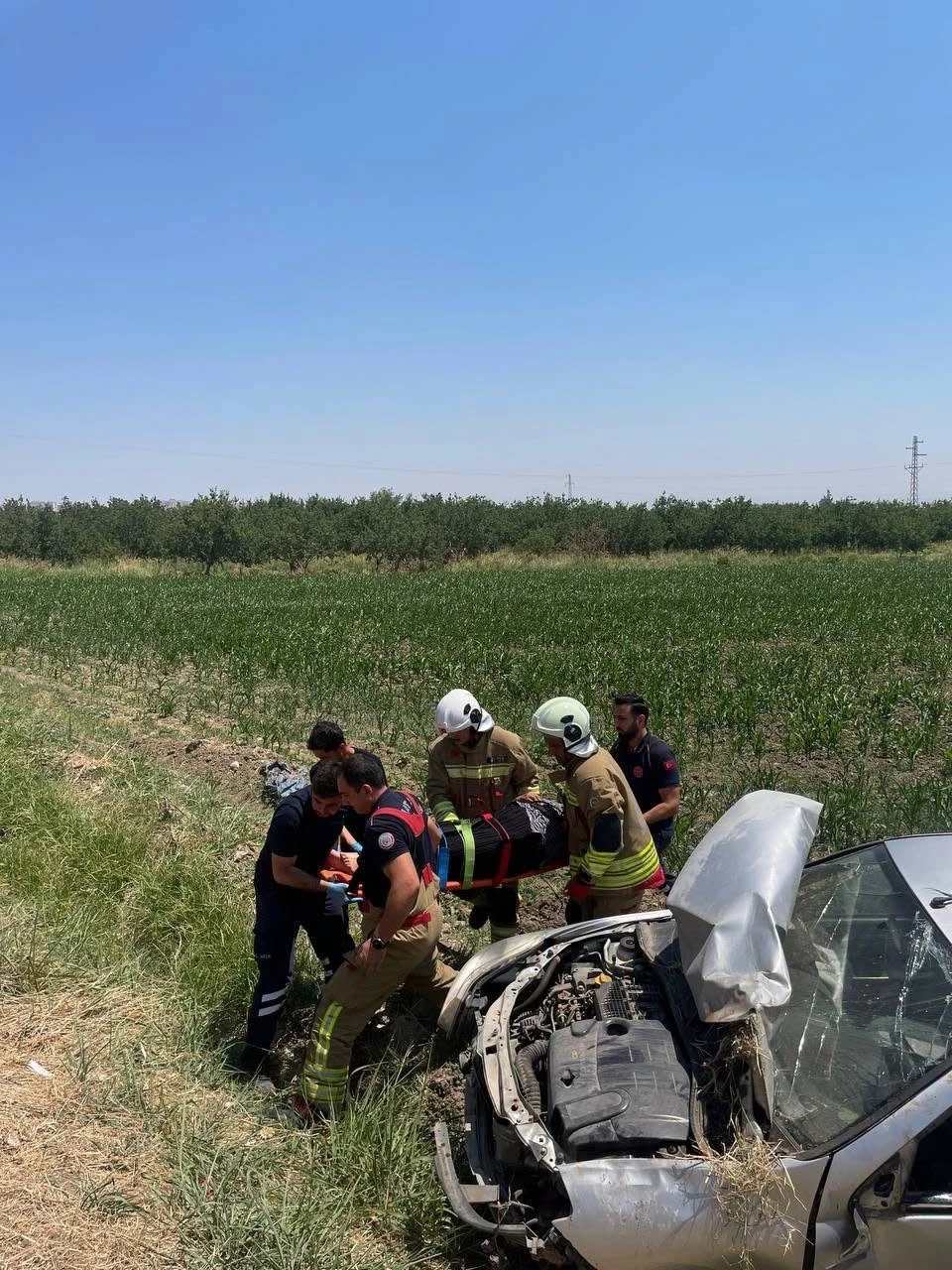 Kırıkhan&rsquo;da tarlaya u&ccedil;an otomobilin s&uuml;r&uuml;c&uuml;s&uuml; yaralandı
