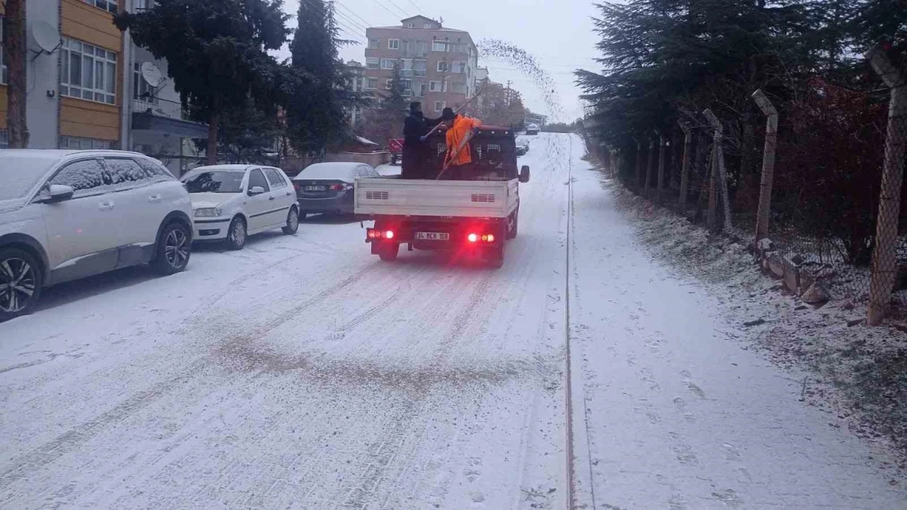 Kırıkkale Belediyesi ekipleri kar mesaisinde
