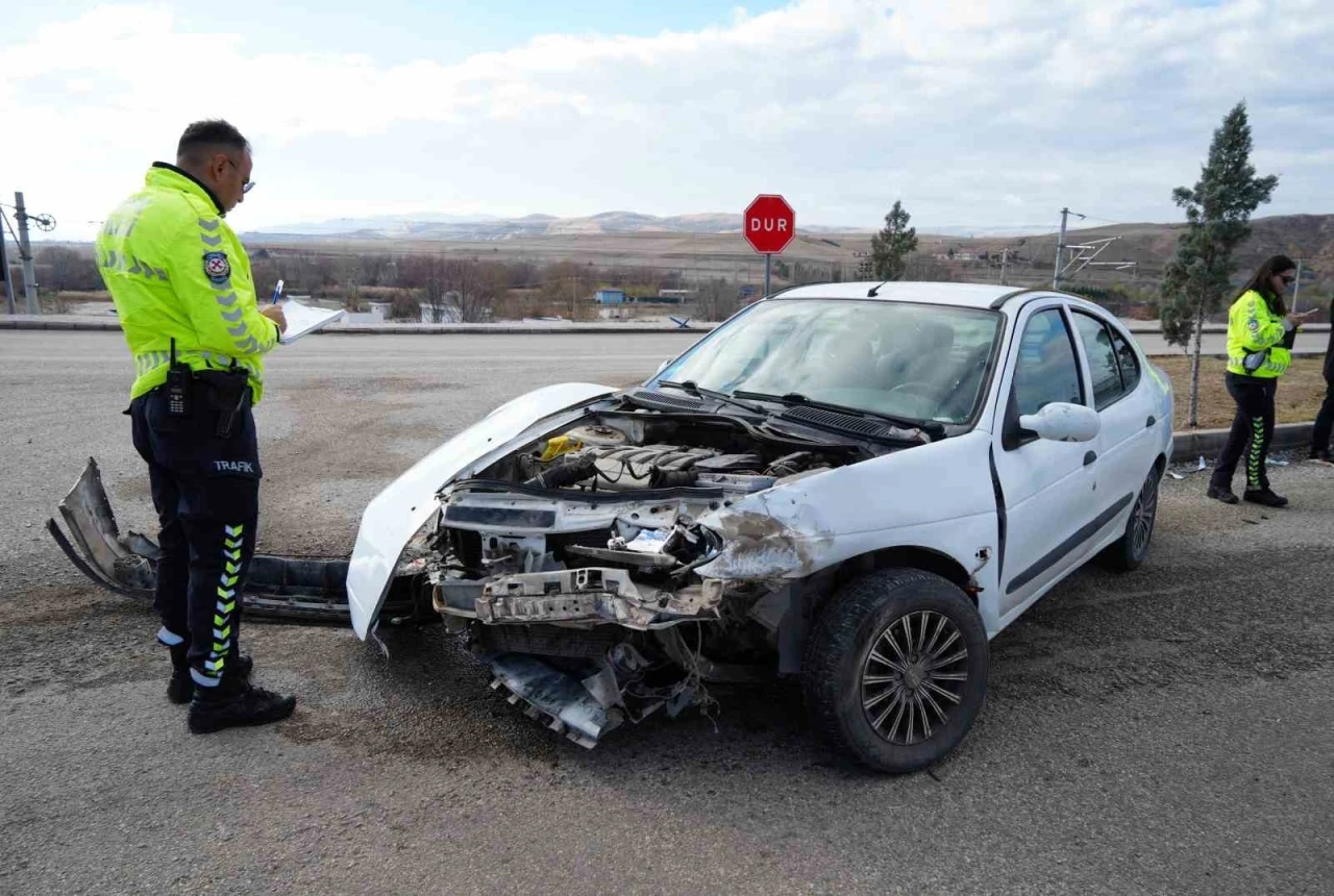 Kırıkkale’de 2 otomobil kafa kafaya çarpıştı: 3 yaralı