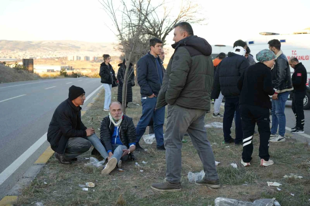 Kırıkkale&rsquo;de 3 servis aracı &ccedil;arpıştı: 10 yaralı
