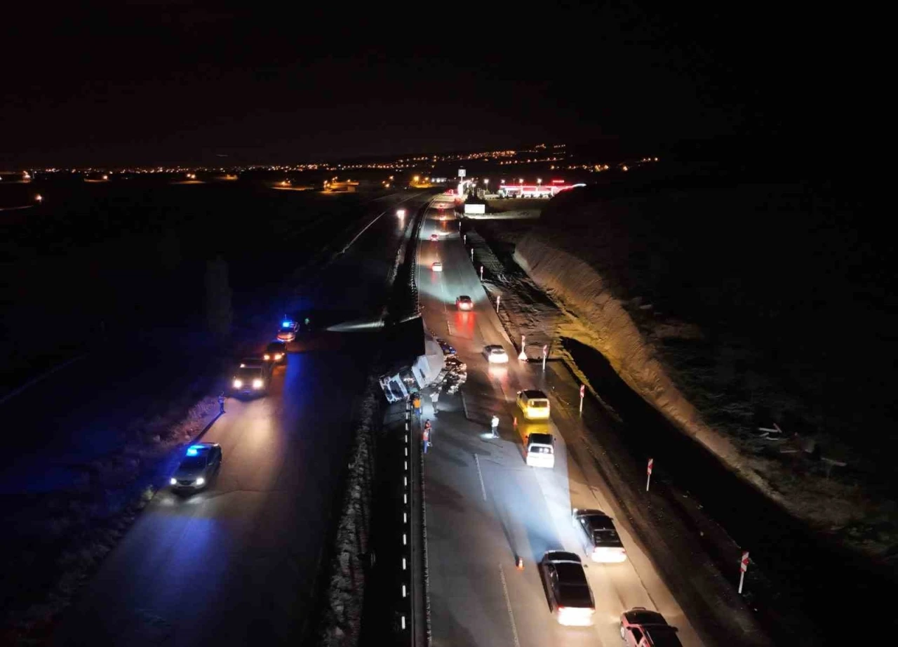 Kırıkkale’de alkol yüklü tır devrildi
