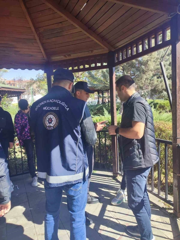 Kırıkkale&rsquo;de &ccedil;eşitli su&ccedil;lardan aranan 2 ş&uuml;pheli yakalandı
