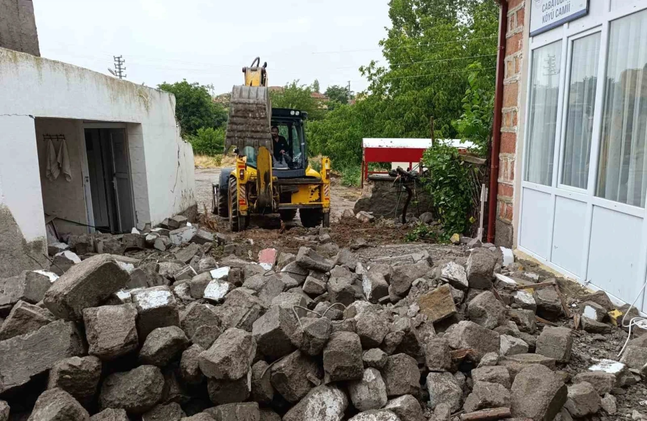 Kırıkkale&rsquo;de fırtına cami minaresini yıktı
