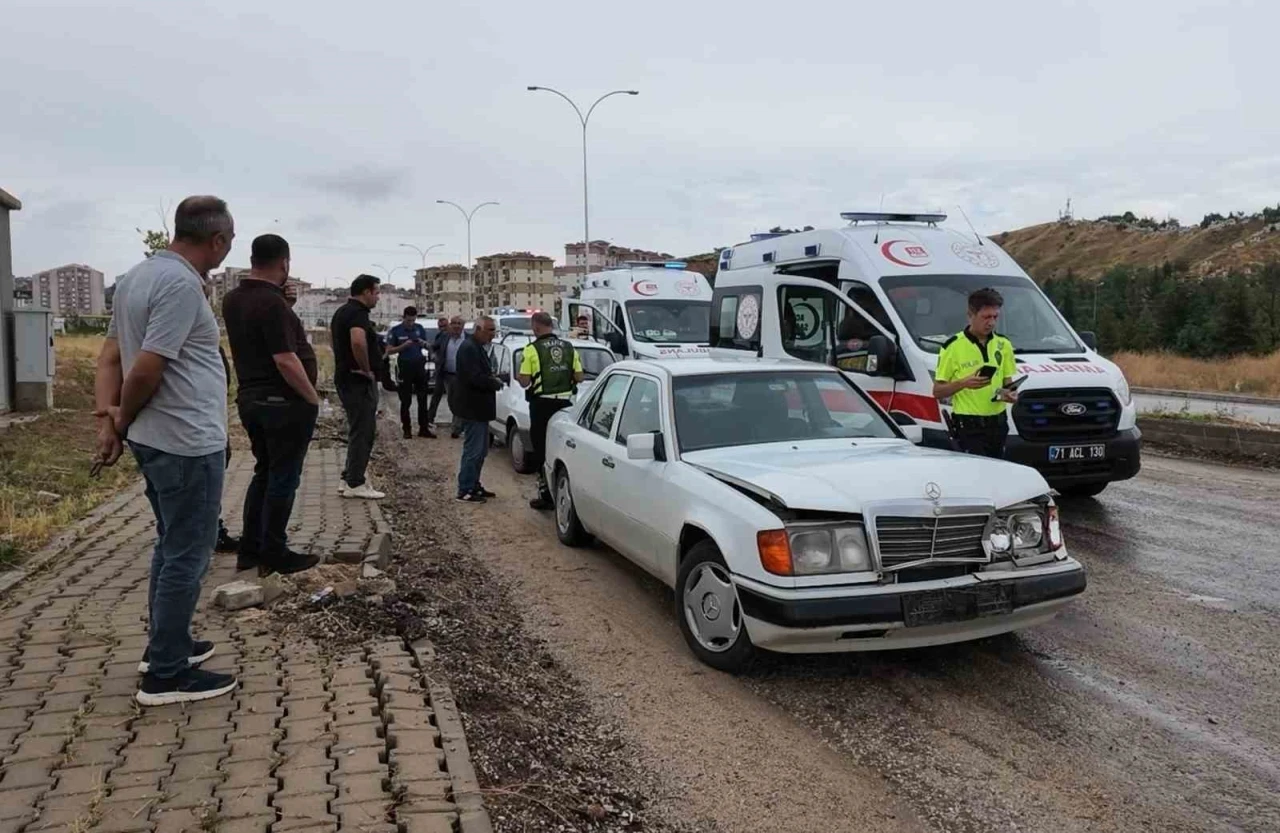 Kırıkkale&rsquo;de iki otomobil &ccedil;arpıştı: 3 yaralı
