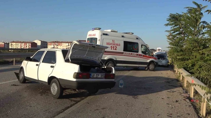 Kırıkkale&rsquo;de iki otomobil &ccedil;arpıştı: 3 yaralı
