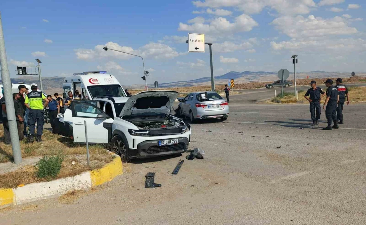 Kırıkkale&rsquo;de iki otomobil &ccedil;arpıştı: 6 yaralı
