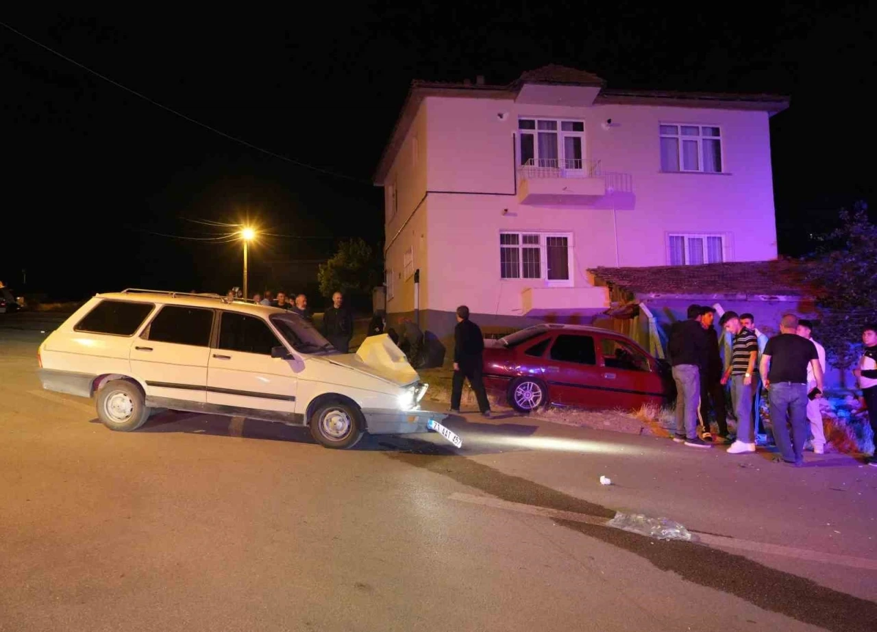 Kırıkkale’de iki otomobil kafa kafaya çarpıştı: 3 yaralı
