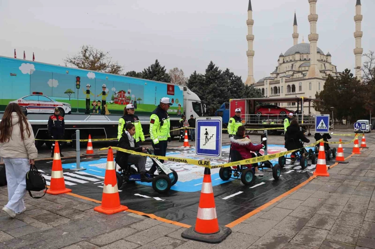 Kırıkkale&rsquo;de jandarmanın "Mobil Trafik Eğitim Tırı"
