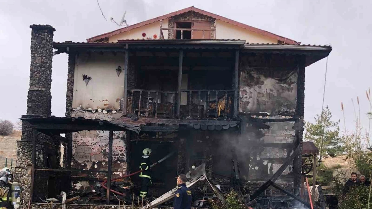 Kırıkkale’de korkutan yangın: Alevler tüpü patlattı, iki katlı ev küle döndü