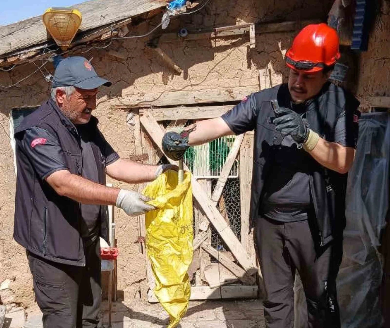 Kırıkkale&rsquo;de k&uuml;mese giren yılanı itfaiye &ccedil;ıkardı
