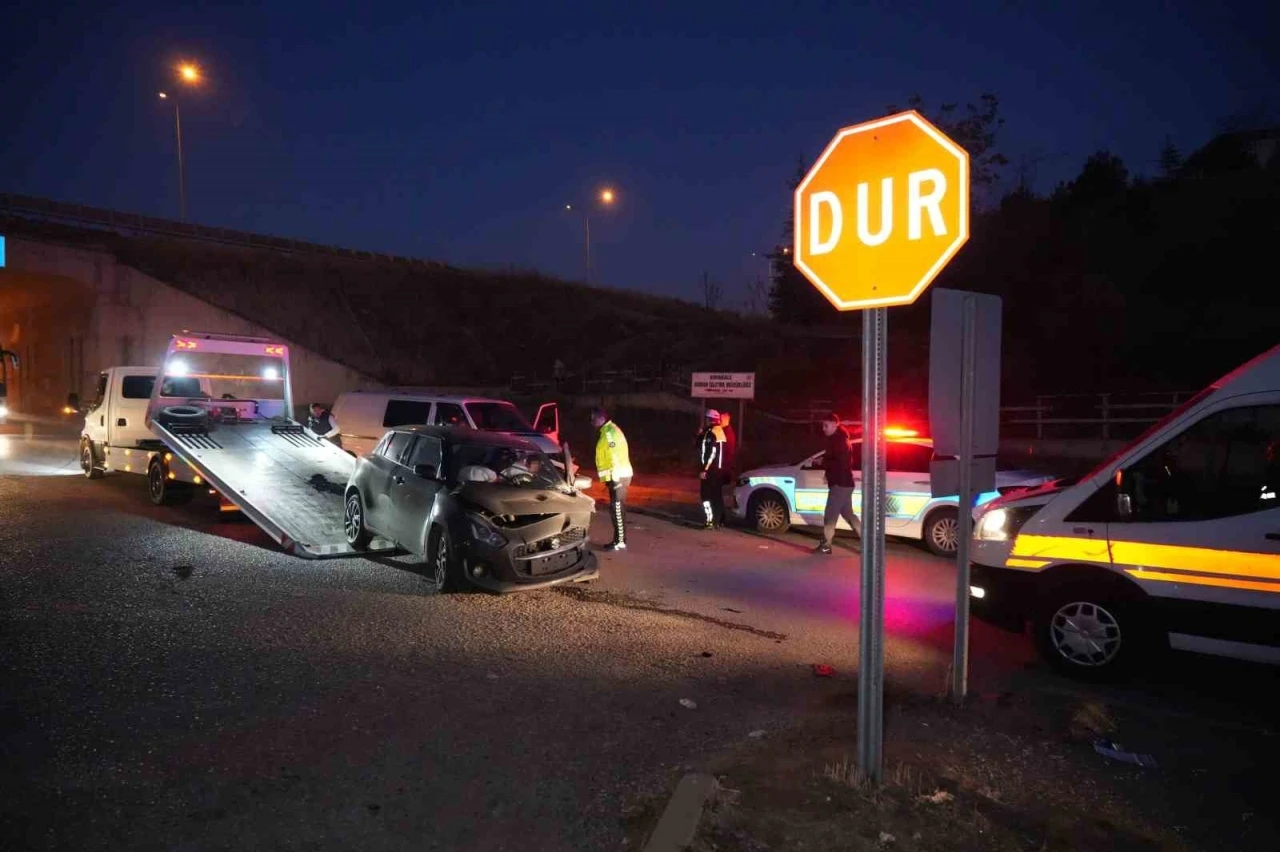 Kırıkkale&rsquo;de minib&uuml;s ile otomobil kafa kafaya &ccedil;arpıştı: 2 yaralı
