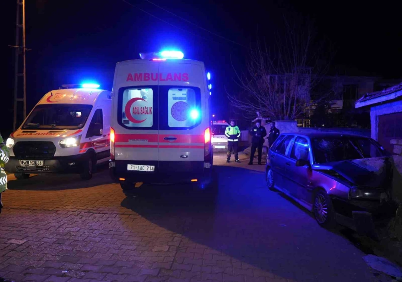 Kırıkkale’de otomobil bahçe duvarına çarptı: 3 yaralı
