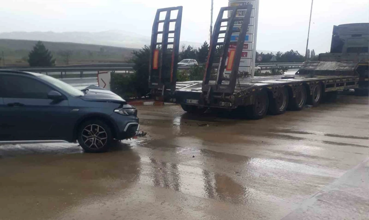Kırıkkale’de otomobil park halindeki çekiciye çarptı: 2 yaralı
